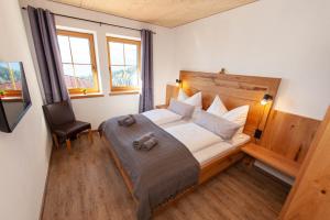 um quarto com uma cama com um bicho de peluche em Apartment Drautalblick em Oberdrauburg