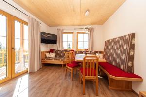 uma sala de jantar com uma mesa e cadeiras e um quarto com uma janela em Apartment Drautalblick em Oberdrauburg