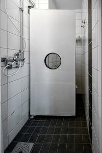 uma porta branca com uma janela na casa de banho em Hotel Amadeus em Halmstad