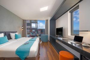 Telewizja i/lub zestaw kina domowego w obiekcie The Code Hotel & Spa Da Nang