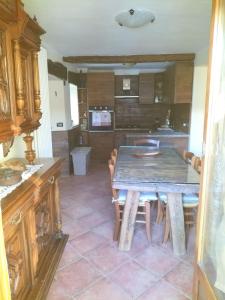 cocina con mesa de madera y sillas en Maison du Soleil- CIR VDA Valtournenche n 0204, en Valtournenche