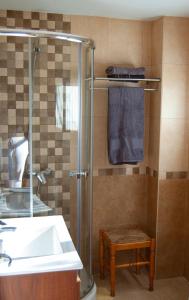 La salle de bains est pourvue d'une douche, d'un lavabo et de toilettes. dans l'établissement Casa en Villa Termal Las Caldas, à Las Caldas