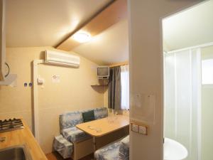 Habitación pequeña con lavabo y baño. en Holiday Home Camping Florenz-3 by Interhome, en Lido di Scacchi