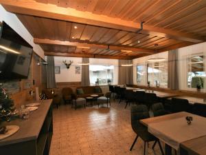 een restaurant met een bar en tafels en stoelen bij Holiday Home Penz - FGZ151 by Interhome in Pankrazberg