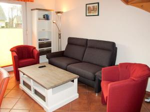 een woonkamer met een bank en 2 stoelen bij Holiday Home Möwen und Muschel Nest by Interhome in Ostseebad Karlshagen