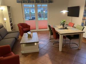 een woonkamer met een tafel en stoelen bij Holiday Home Möwen und Muschel Nest by Interhome in Ostseebad Karlshagen