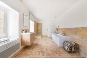 Et badeværelse på La Maison de Jean - Charmante maison avec stock tank + 14 billeder