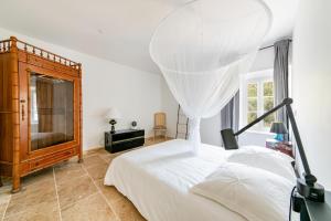 En eller flere senge i et værelse på La Maison de Jean - Charmante maison avec stock tank