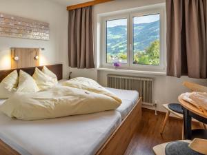 een hotelkamer met een bed en een raam bij Holiday Home Penz - FGZ151 by Interhome in Pankrazberg