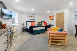 ein Wohnzimmer mit einem Bett und einem Sofa in der Unterkunft Exeter City Centre Apartments Riley Apartment in Exeter