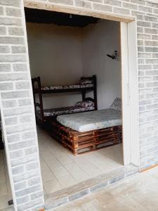 ウバトゥバにあるCamping estrela Ubatubaのレンガの壁に二段ベッド2組が備わる客室です。