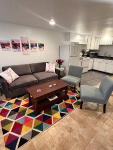- un salon avec un canapé et une table dans l'établissement Stay in the heart of Logan Circle: Fully Walkable, à Washington