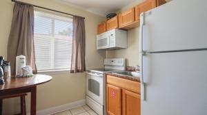 een keuken met een witte koelkast en een wastafel bij Oak Shores Studio 36 in Biloxi