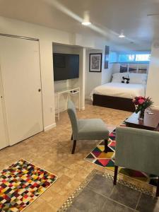 Cet appartement comprend une chambre avec un lit et une télévision. dans l'établissement Stay in the heart of Logan Circle: Fully Walkable, à Washington