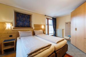 a bedroom with two beds in a room at Chalets Molin in Livigno