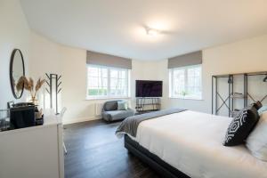 a bedroom with a bed and a living room at De Rietreiger in Blankenberge