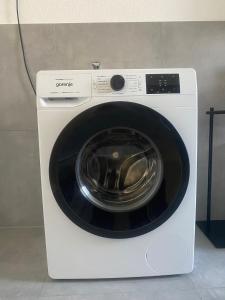 Un lave-linge blanc est installé dans une pièce. dans l'établissement Ferienwohnung Jonathan, à Coblence