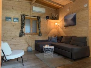 Vakantiehuis Porlezza في بورليتسا: غرفة معيشة مع أريكة وتلفزيون