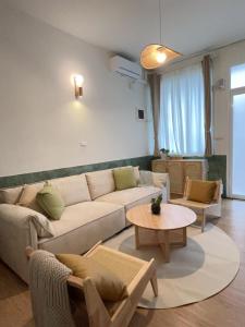 ein Wohnzimmer mit einem Sofa und einem Tisch in der Unterkunft 沐光冉冉 in Anping