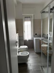uma casa de banho com um WC, um lavatório e um chuveiro em Sweet house Malpensa em Somma Lombardo