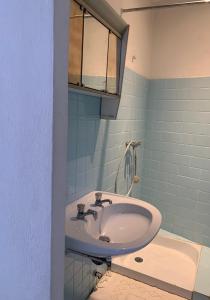 bagno con lavandino e specchio di Maison Les Mimosas a Le Rayol-Canadel-sur-Mer