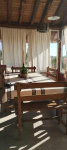 una gran mesa de madera en una habitación con ventanas en Tres Piquillines en 