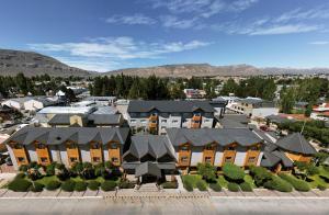 une vue aérienne sur une ville avec des bâtiments dans l'établissement Hotel Quijote, à El Calafate