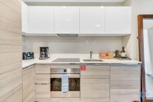 a kitchen with white cabinets and a stove at Condo Bay View Infinity Pool Beach Service in Hollywood