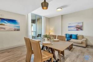 a living room with a table and chairs and a couch at Condo Bay View Infinity Pool Beach Service in Hollywood