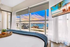 a bedroom with a large bed and a large window at Condo Bay View Infinity Pool Beach Service in Hollywood