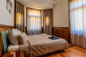una camera con un letto e un vassoio di Gruben Apartments 2 schlafzimmer a Schaffhausen