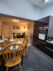 een keuken en een woonkamer met een tafel en stoelen bij Dale House- Free Secured Parking in Stivichall