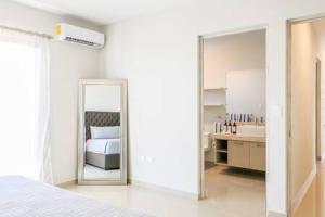 Llit o llits en una habitació de New Apt in Residential Area with Amenities & 24hr Security
