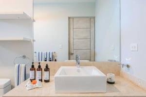 Foto de la galeria de New Apt in Residential Area with Amenities & 24hr Security a Playa del Carmen