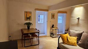 a living room with a table and a couch at Gunlayer Maisonette in Il-Furjana
