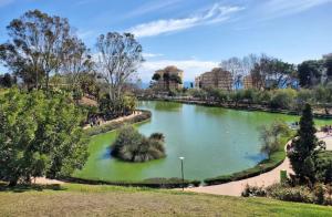 un estanque en medio de un parque en Peaceful studio with amazing sea views and free parking en Benalmádena