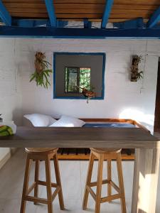einen Holztisch mit zwei Hockern in einem Zimmer in der Unterkunft La Casita Colonial in Venecia