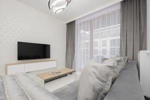 O zonă de relaxare la Luxurious Grey Apartment with Sauna, Gym and Parking by Renters