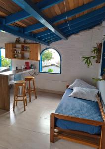 een slaapkamer met een bed en een keuken met een aanrecht bij La Casita Colonial in Venecia