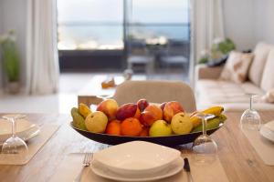 un cesto di frutta su un tavolo in soggiorno di Dream View a Funchal