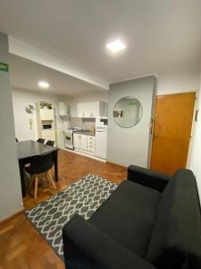 ein Wohnzimmer mit einem Sofa und einem Tisch in der Unterkunft Cómodo departamento, excelente ubicacion in Cordoba