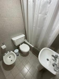 ein kleines Bad mit WC und Waschbecken in der Unterkunft Cómodo departamento, excelente ubicacion in Cordoba