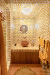 ein Bad mit einem Waschbecken und einem Spiegel in der Unterkunft Casa Lilia - Florence in Florenz