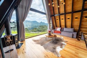 a living room with a couch and a table at A Cabana mais aconchegante da Serra Catarinense in Urubici