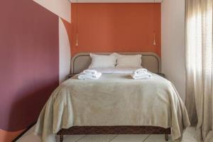 a bedroom with a bed with two towels on it at BHomy Consolacao - Estiloso de 2 quartos MR132 in Sao Paulo