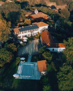 uma vista aérea de uma casa com um campo de ténis em Lanterna delle Fate House and swimming pool for exclusive use em Asti