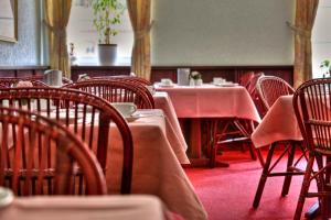 an empty dining room with tables and chairs at Hotel am Markt Altentreptow in Altentreptow