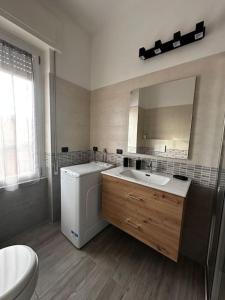 uma casa de banho com um lavatório, um WC e um espelho. em Sweet house Malpensa em Somma Lombardo
