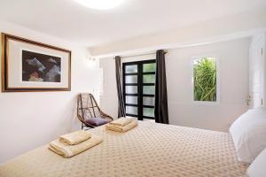 - une chambre avec un lit et 2 serviettes dans l'établissement Casa Do Lenhador, à Canhas