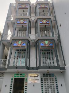 ein hohes Gebäude mit Fenstern und Balkonen in der Unterkunft Hotel angels paradise in Jaipur